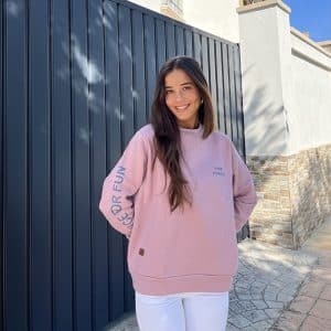 chica con sudadera rosa viejo con print en verde petroleo