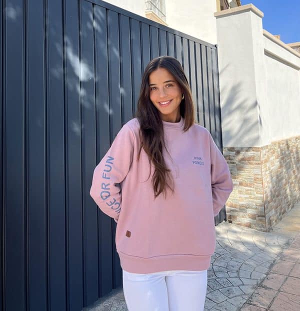 chica con sudadera rosa viejo con print en verde petroleo