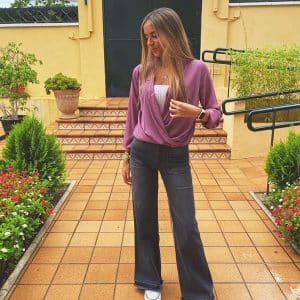 chica con una blusa abierta cruzada en el bajo en color rosa viejo