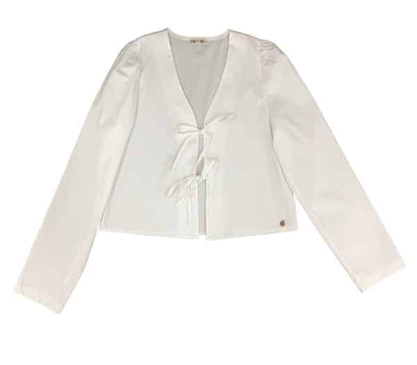 blusa blanca de manga larga abierta en frontal y cerrada con dos lazadas. escote pico