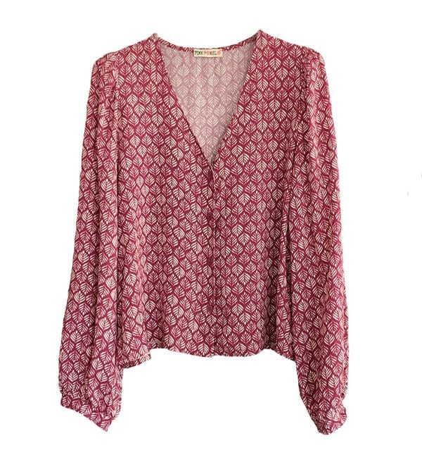 Blusa burdeos manga larga con estampado blanco roto. Cuello pico y botones frontales.