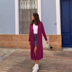 chica con cardigan abierto largo color buganvilla