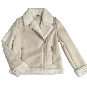 chaqueta doble faz beige con cremalleras en frontal y bolsillos en plateado