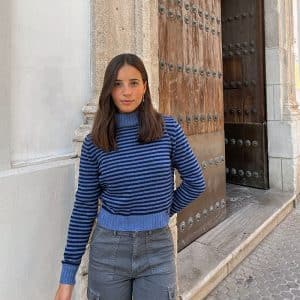 chica con jersey cuello vuelto de rayas marino y gris