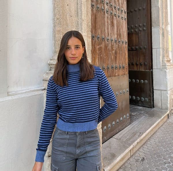 chica con jersey cuello vuelto de rayas marino y gris