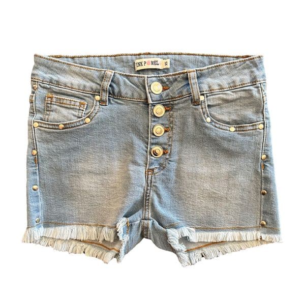 short denim tejano azul desgastado con flecos en bajo y tachuelas en bolsillos y costuras laterales