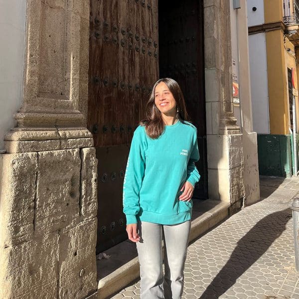 chica en la calle con una sudadera de pink pomelo en color verde agua