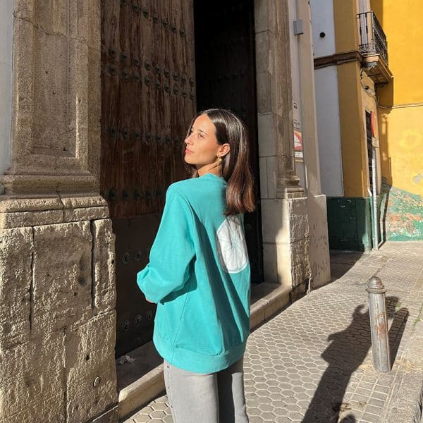 chica en la calle con una sudadera de pink pomelo en color verde agua