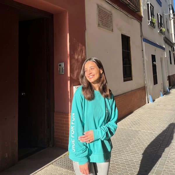 chica en la calle con una sudadera de pink pomelo en color verde agua