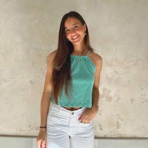 chica sonriendo con top halter color verde wasabi