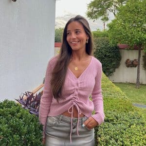 chica con jersey canalé cuello pico y con cordón frontal para fruncir en rosa viejo