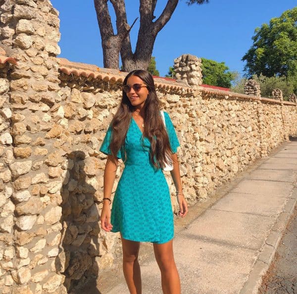 chica con un vestido corto verde cruzado estampado