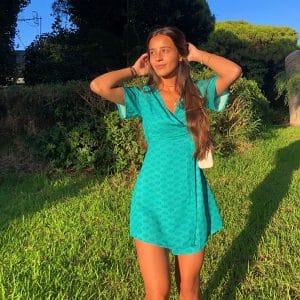 chica con un vestido corto verde cruzado estampado